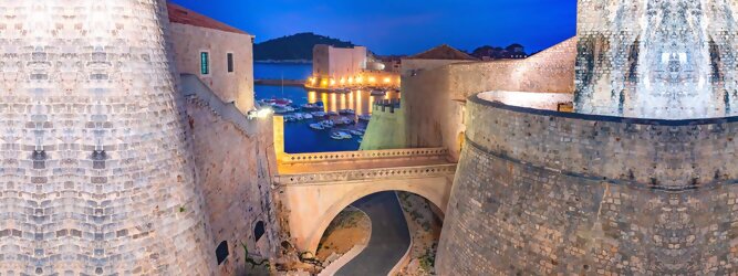 Trip El Hierro Stadt Urlaub - Dubrovnik - Einen Wahnsinns Panoramablick hat man von Dubrovniks Hausberg Srd. Empor geht’s ganz easy und entspannt, minutenschnell mit der Luftseilbahn. Für begeisterte GOT-Fans empfiehlt sich die speziell geführte Game-of-Thrones-Tour zu den bekanntesten Drehorten und Schauplätzen der erfolgreichen Kultserie, der Eiserne Thron ist auf der kleinen idyllischen Insel Lokrum zu bestaunen. Die beliebtesten Orte für Dubrovnik Ferien, locken mit besten Angebote für Hotels und Ferienunterkünfte mit Werbeaktionen, Rabatten, Sonderangebote für Dubrovnik Urlaub buchen. Reisedaten eingeben und Hotel Flug Mietwagen Attraktionen Taxis für eine Dubrovnik Reise flexibel buchen. Sollten sich die Pläne ändern, sind viele der Unterkünfte und Zimmer in Dubrovnik kostenfrei stornierbar.
